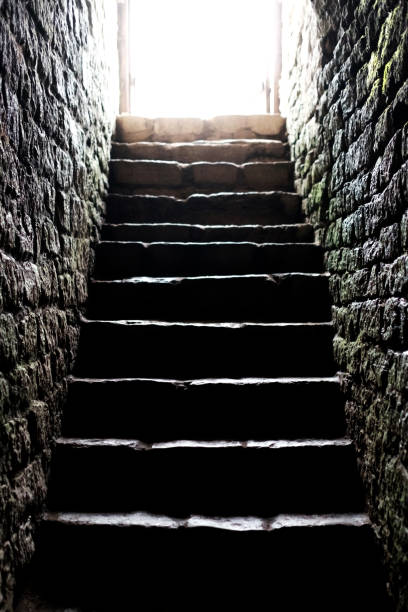 stenen trap naar de crypte. leven na de dood - old stone stair stockfoto's en -beelden