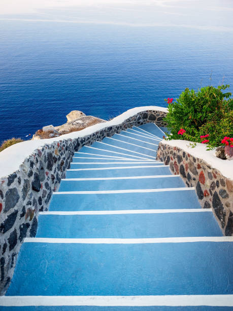 stenen trappen, weg naar zee. santorini eiland uitzicht. cycladen, griekenland. - egeïsche zee stockfoto's en -beelden