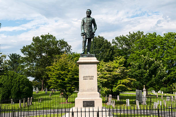 Stonewall Jackson grave in Lexington, Virginia Statue at the grave of Confederate General Stonewall Jackson in Lexington, Virginia stonewall jackson stock pictures, royalty-free photos & images