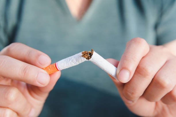 중지 담배, 여자 손에 클리핑 경로와 담배 끊기 - 니코틴 뉴스 사진 이미지