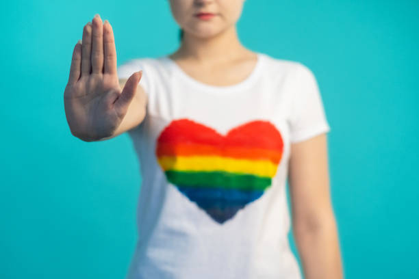 stop à la discrimination gay droits lgbt drapeau arc-en-ciel - homophobie photos et images de collection
