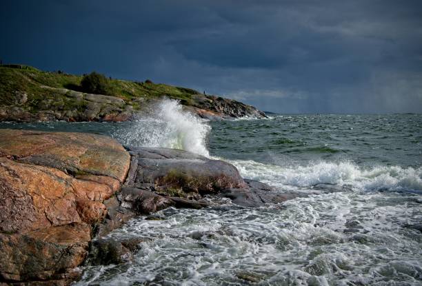 tempesta colpita alla costa - niskanen foto e immagini stock