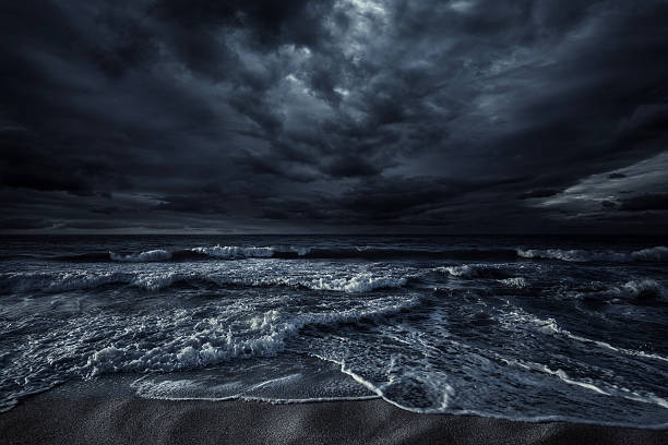 stormy sea - dramatische lucht stockfoto's en -beelden