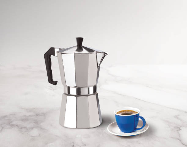 espressomaschine mit kaffeetasse auf einer marmorarbeitsplatte - kannestein stock-fotos und bilder