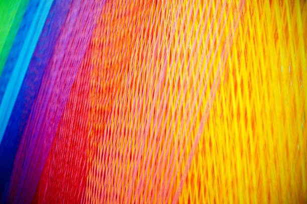 strengen van kleurrijke garen op een weefgetouw - garen naaigerei stockfoto's en -beelden