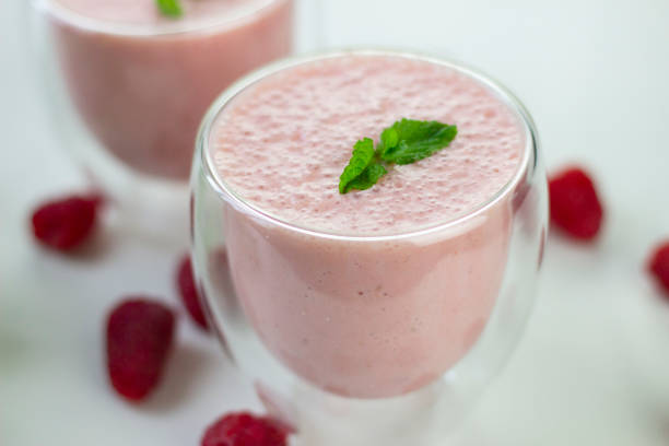 Strawberry Banana Smoothie healthy blended drink strawberry smoothie stock pictures, royalty-free photos & images