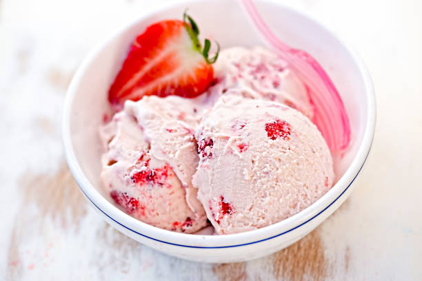 strawberry cream ice cream in white bowl - strawberry ice cream imagens e fotografias de stock