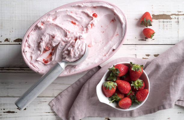 strawberry ice cream - strawberry ice cream imagens e fotografias de stock