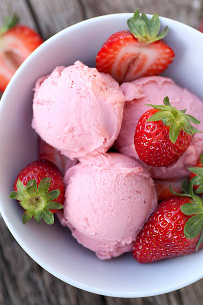 gelado de morango - strawberry ice cream imagens e fotografias de stock
