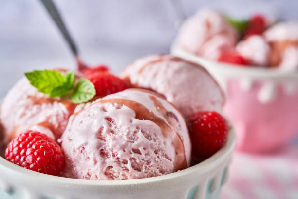 신선한 딸기를 곁들인 딸기 아이스크림 - ice cream 뉴스 사진 이미지