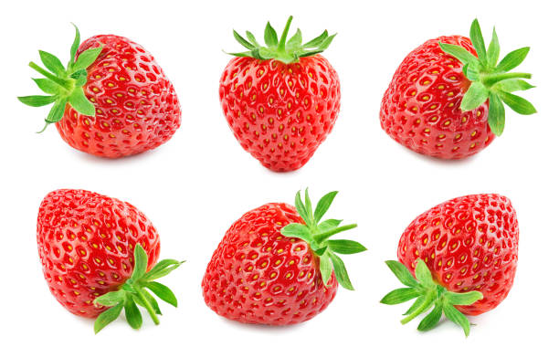 jordgubbar isolerade. jordgubbar med bladisosol. hel jordgubb på vitt. jordgubbar isolera. top view jordgubbar set. fullt skärpedjup. - jordgubbar bildbanksfoton och bilder