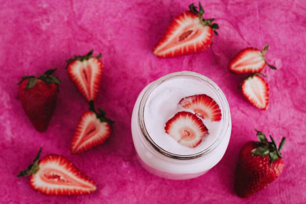 de milkshake van de aardbei in de roze achtergrond van de glazen kruik - freakshake fruit stockfoto's en -beelden