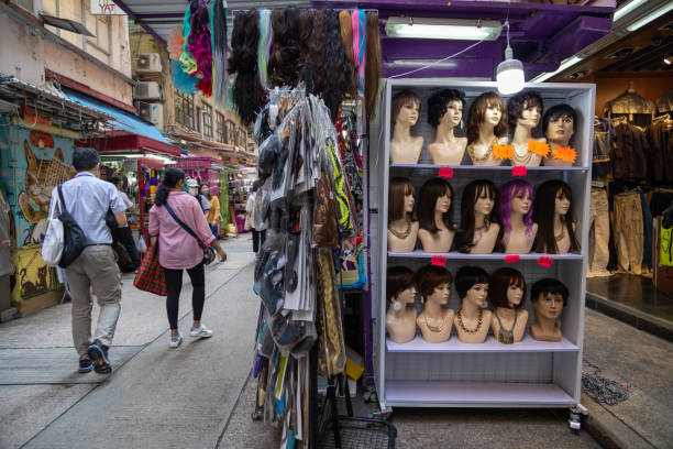 street market in wanchai, hong kong - pruik kopen stockfoto's en -beelden
