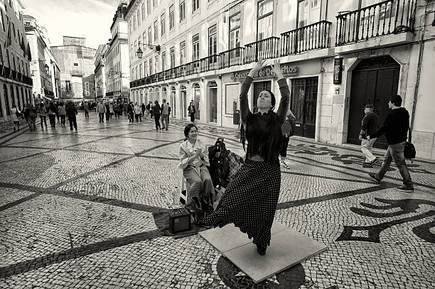 artistes de rue à lisbonne - danseuse flamenco photos et images de collection