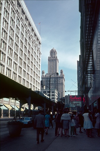 Chicago, Illinois, USA, 1968. Street scene with passers-by in Chicago. On the left, Chicago's famous elevated train. In the foreground the old 