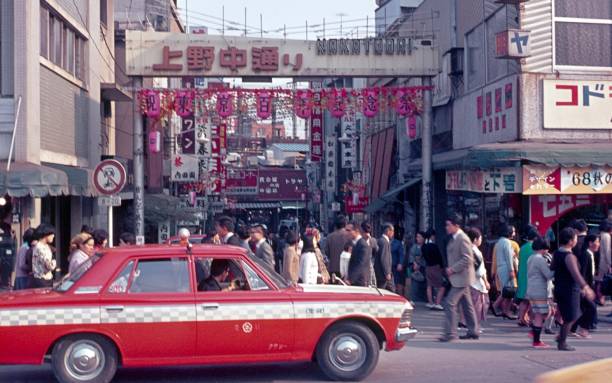 東京のストリートシーン - 昭和 ストックフォトと画像