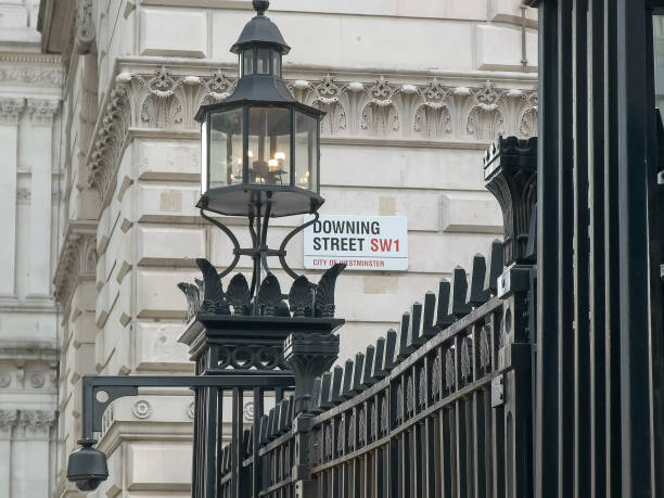 straßenschild vor der hauptstraße, london - downing street stock-fotos und bilder