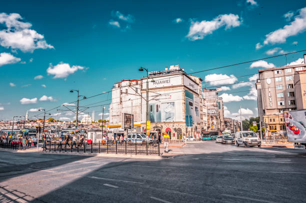 straatzicht vanuit karakoy district van beyoglu, istanboel - karaköy istanbul stockfoto's en -beelden