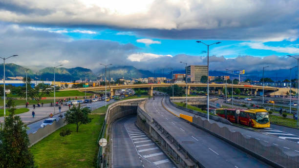 ボゴタコロンビアの高速道路、トンネル、橋のある通り - バス高速輸送システム 写真 ストックフォトと画像