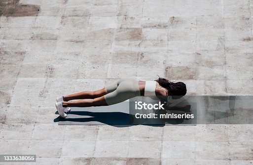 istock Street Workout: African American Woman Working Out On The Rooftop 1333638055