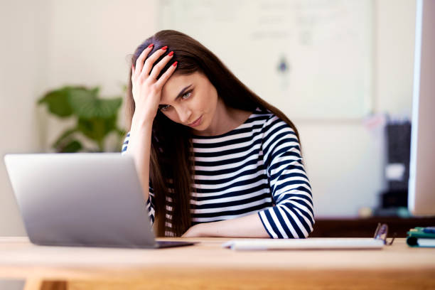 stressad affärskvinna som arbetar med laptop hemma - home office bildbanksfoton och bilder