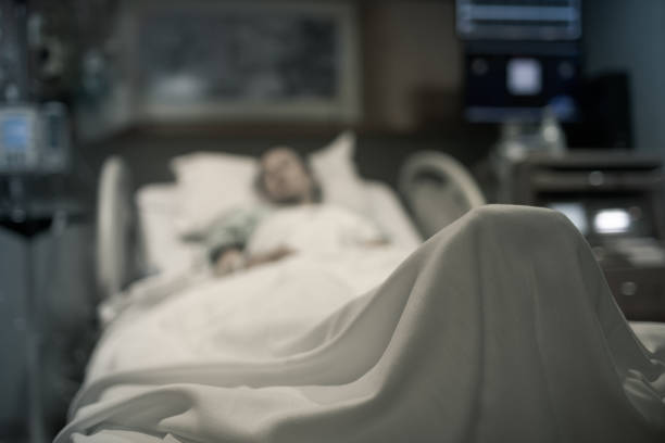 stressed sick woman lying in hospital bed getting medical treatment. - hospital imagens e fotografias de stock