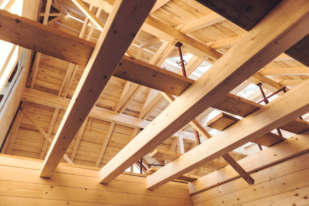 structuur van een houten huis in aanbouw - girder stockfoto's en -beelden