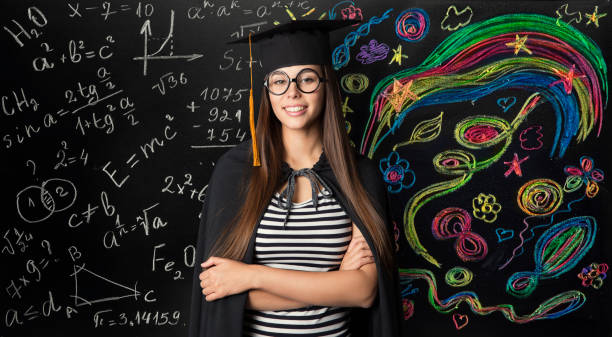 student in mortarboard graduation hat, young woman learning mathematics and creative art - sala de aula universidade arte imagens e fotografias de stock