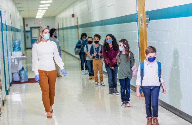 學生在學校在科維德- 19, 戴著面具。 - usa foot 個照片及圖片檔