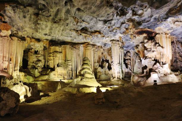 prachtige cango grotten in zuid-afrika - cango stockfoto's en -beelden