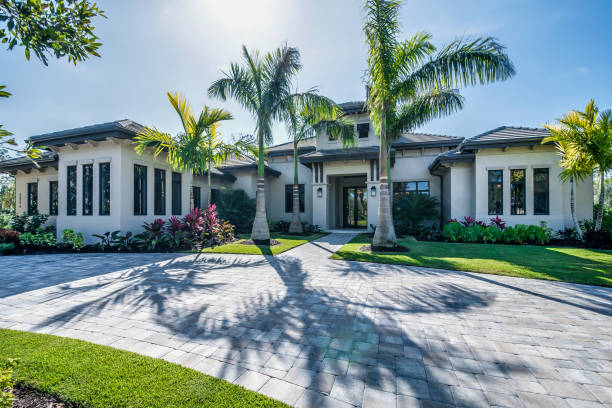 Stunning home with grand entrance Palm trees and stone circle driveway landscaped photos stock pictures, royalty-free photos & images