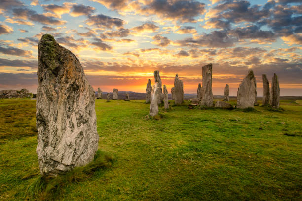 Stunning sunset over the stone circle at Callanish on the Isle of Lewis, Outer Hebrides of Scotland Stunning sunset over the stone circle at Callanish on the Isle of Lewis, Outer Hebrides of Scotland megalith stock pictures, royalty-free photos & images