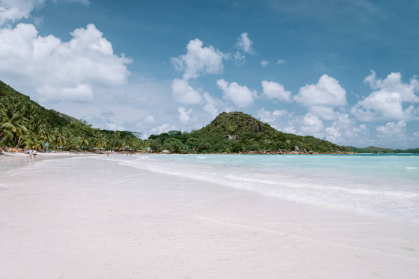 atemberaubender tropischer strand auf den seychellen, riesige granitfelsen an den strand, praslin island seychelles cote dor strand - praslin fotos stock-fotos und bilder