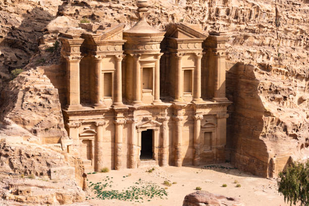 (selectieve focus) prachtig uitzicht op de ad deir - klooster in de oude stad petra. petra is een unesco world heritage site, historische en archeologische stad in het zuiden van jordanië. - focus un focus stockfoto's en -beelden