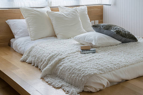 dormitorio elegante diseño interior con almohadas de pluma en blanco y negro - colchones nuevos fotografías e imágenes de stock