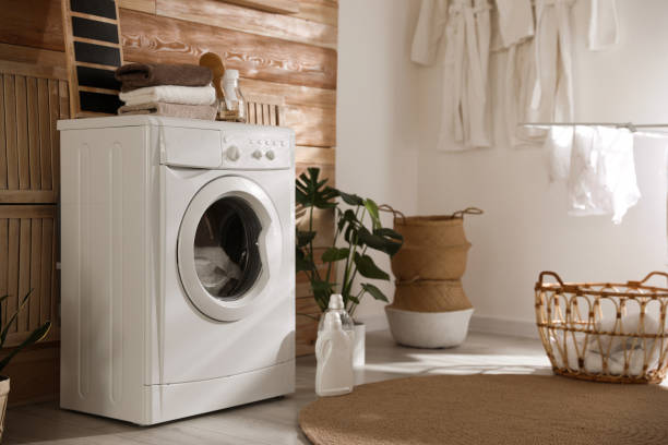 スタイリッシュな客室のインテリアには洗濯機が備わります。デザインアイデア - 洗濯機 ストックフォトと画像