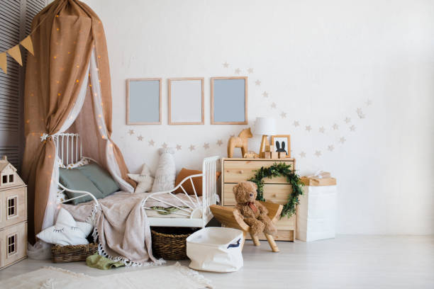 아기 침대, 옷장, 나무 장난감 및 램프가있는 세련된 스칸디나비아 아기 방. 폐기물 제로. 친환경 소재 - 가정의 방 뉴스 사진 이미지