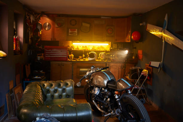 stijlvolle vintage hobby motorfiets garage. workshop - car services stockfoto's en -beelden