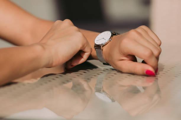stijlvolle horloge op vrouw hand - woman horloge stockfoto's en -beelden