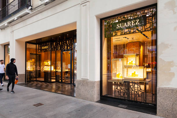 Suarez jewellery shop in Calle Serrano, Madrid Madrid, Spain - 26th April 2022. Shop front of the Suarez luxury jewellery shop in Calle Serrano, Madrid, Spain. Two young men are walking past, looking in the window. Suarez is a Spanish company, headquartered in Valencia. madridshop stock pictures, royalty-free photos & images