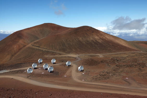 Submillimeter Array, Mauna Kea, Hawaii Telescopes set on volcanic landscape mauna kea stock pictures, royalty-free photos & images