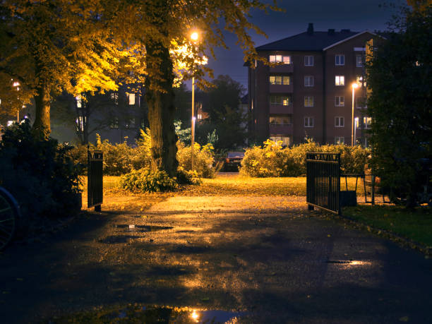 förorts område under nattetid. mörk miljö med lite ljus. - sweden home bildbanksfoton och bilder