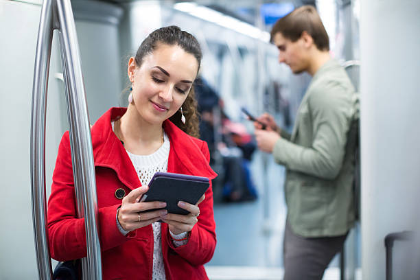 métro passagers avec des téléphones - smartphone car photos et images de collection