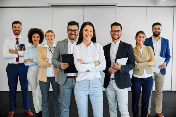 succesvolle business team glimlachend teamwork corporate office collega - staan stockfoto's en -beelden