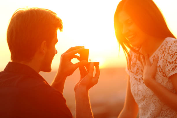 succesvolle huwelijksaanzoek bij zonsondergang - diamant ring display stockfoto's en -beelden
