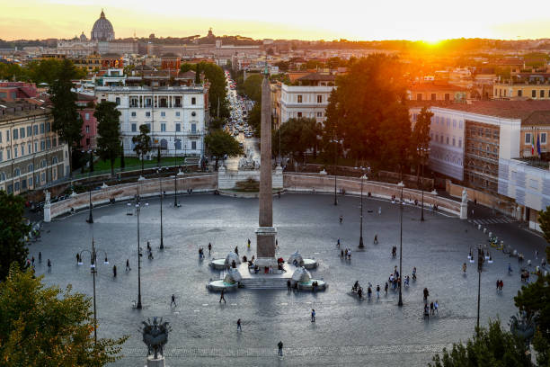 una suggestiva e calda luce del tramonto avvolge piazza del popolo nel cuore storico di roma - piazza del popolo roma foto e immagini stock