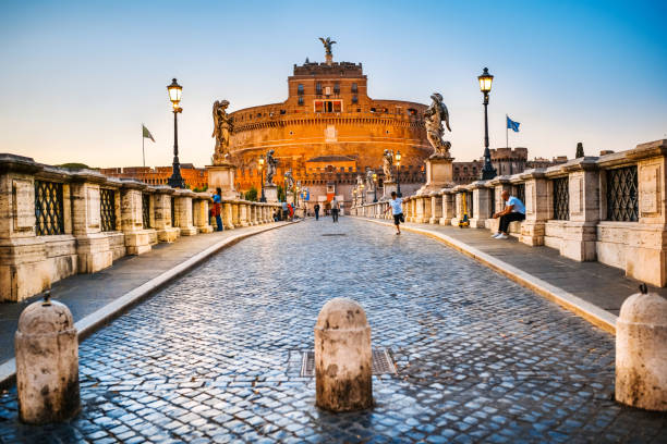 a suggestive view on a summer evening of ponte sant'angelo in the old town rome - focus un focus stockfoto's en -beelden