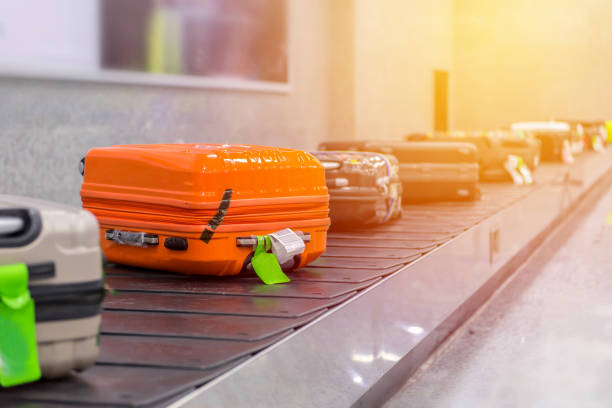 valise ou bagage avec tapis roulant à l’aéroport - bagage photos et images de collection