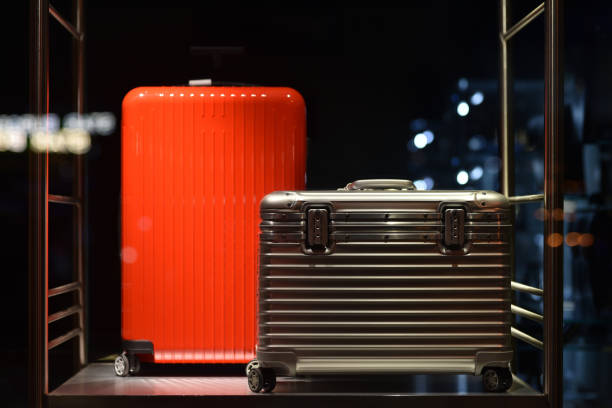 valises sur roues à roulettes - night lugage photos et images de collection