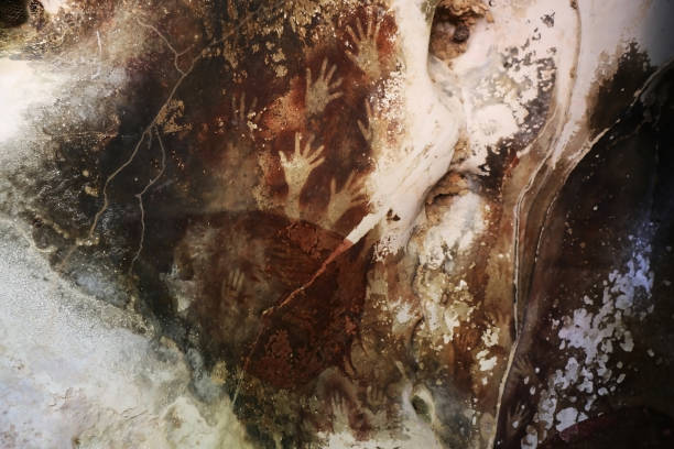 sulawesi höhle kunst mit hand abdrücke, indonesien. - felszeichnung oder höhlenmalerei stock-fotos und bilder